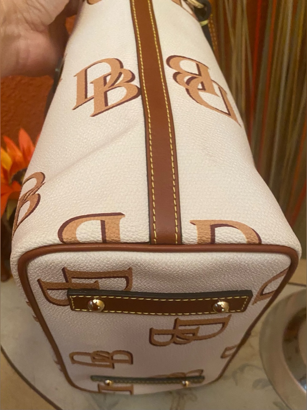 Dooney & Bourke - LIKE NEW - Monogram Tote in beige/ivory with tan leather trim - Picture 9 of 16